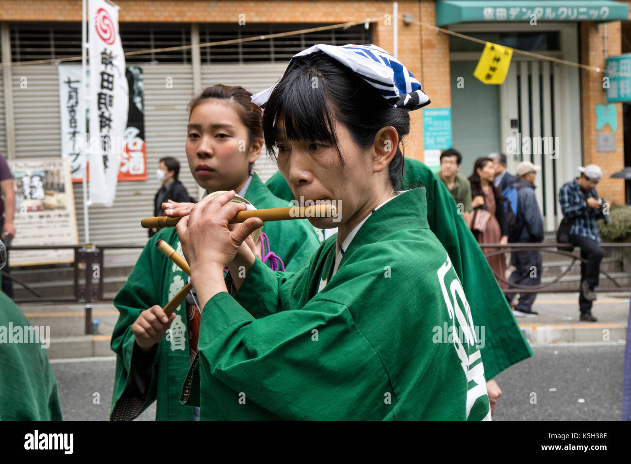 Tokyo, Japan - 14. Mai 2017: Frau im traditionellen Kimono Spielen der Querflöte in der festumzug am Kanda matsuri Fest Stockfoto