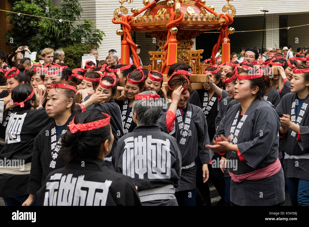 Tokyo, Japan - 14. Mai 2017: Kanda matsuri Fest, eine Parade von tragbaren Schreinen namens mikoshi von Frauen Stockfoto