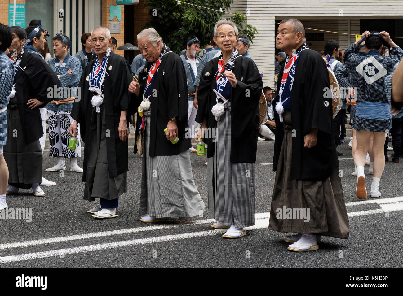 Tokyo, Japan - 14. Mai 2017: Kanda matsuri Fest, Senior Würdenträger Männer in traditioneller Kleidung Wandern in einer Parade Stockfoto