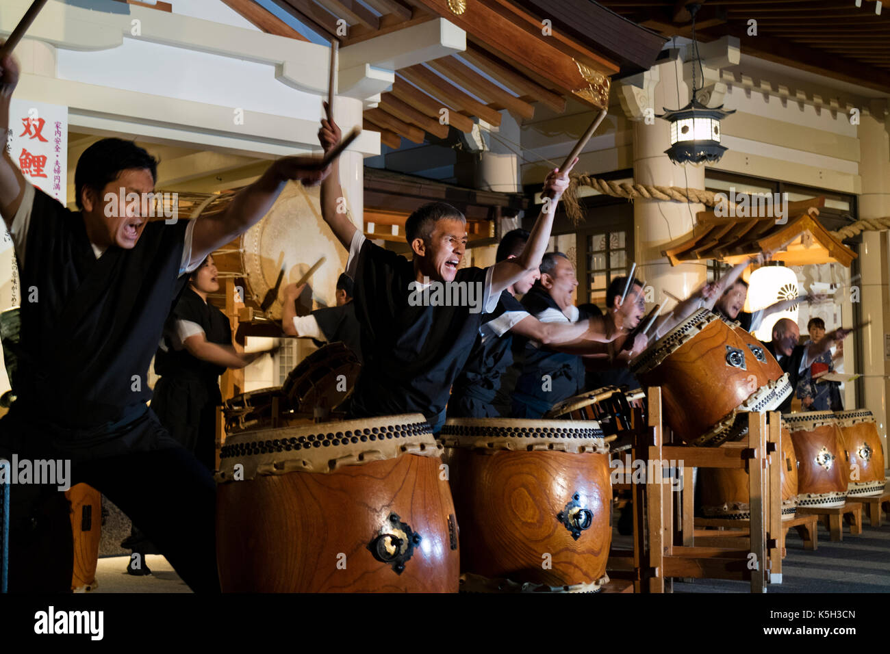 Hiroshima, Japan - 27. Mai 2017: Taiko drumming Truppe durchführen am Mantō Mitama Matsuri in Hiroshima - Gokoku jinja Schrein Stockfoto