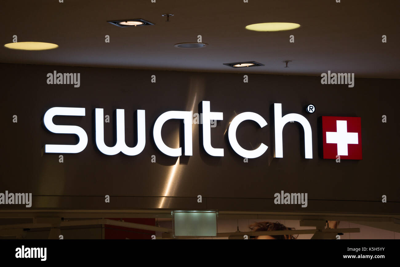 Graz, Österreich - 8. September 2017: Swatch Store Logo über dem Eingang am Einkaufszentrum Seiersberg Stockfoto