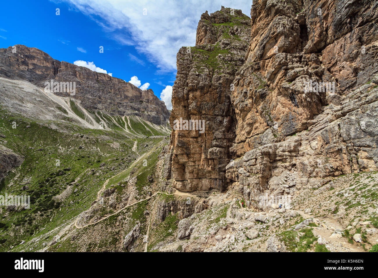 Sommer Landschaft mit Mt Sassongher, Pfad in Val Badia, Italien. Stockfoto