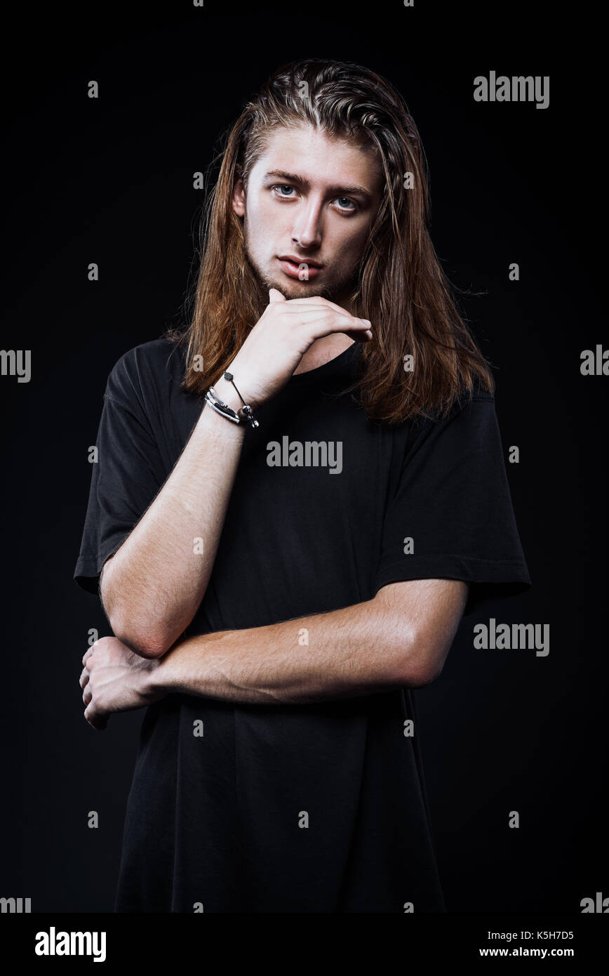 Studio Portrait von einem stattlichen langhaarigen Jungen Mann Stockfoto