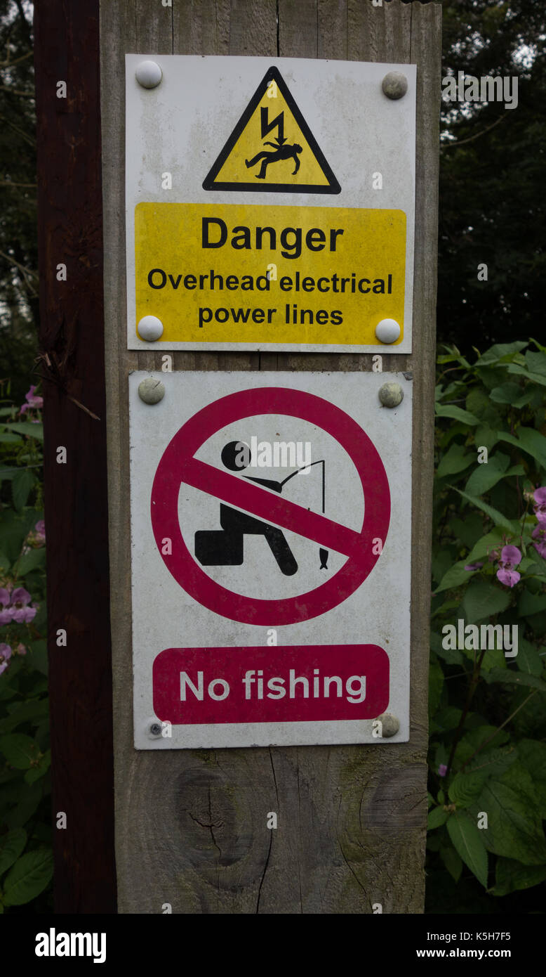 Ni Angeln und Gefahr durch obenliegende Netzkabel unterzeichnen. Staffordshire und Worcestershire Canal. Großbritannien Stockfoto