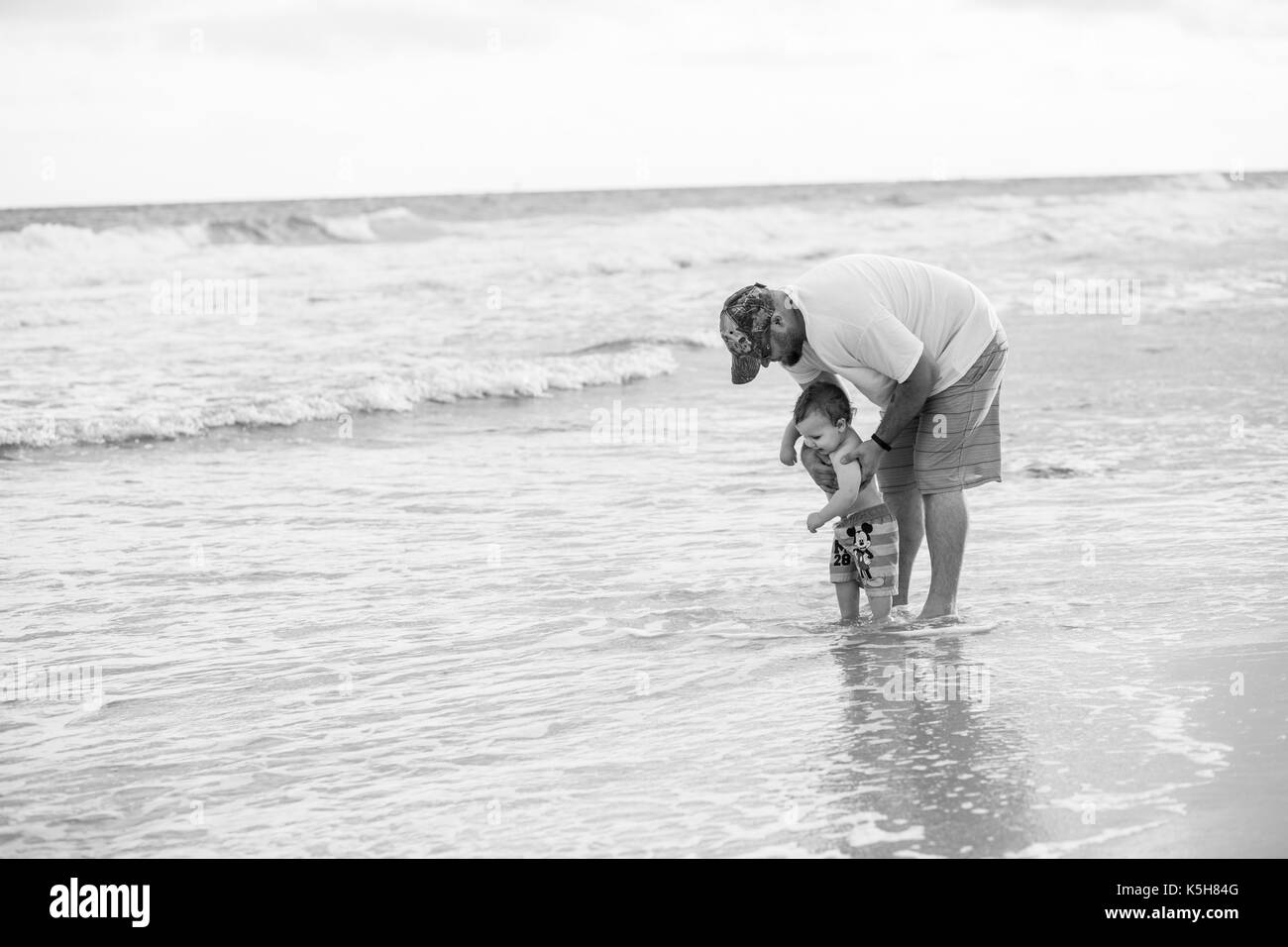 Vater und Sohn Ozean besuchen Stockfoto