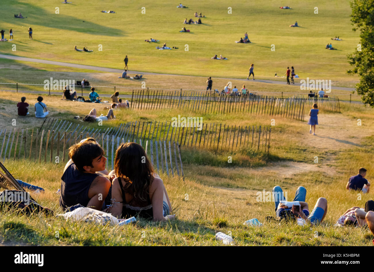 Menschen auf einem Hügel im Greenwich Park in London, England, Vereinigtes Königreich, Großbritannien Stockfoto