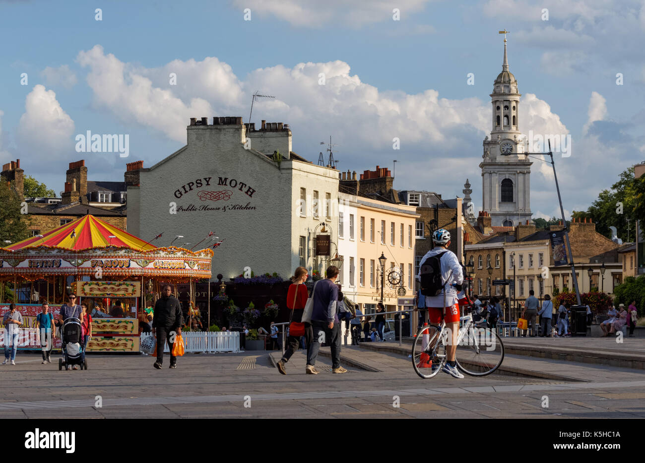 Menschen auf Greenwich Street mit St Alfege Kirche im Hintergrund, London, England, Vereinigtes Königreich, Großbritannien Stockfoto