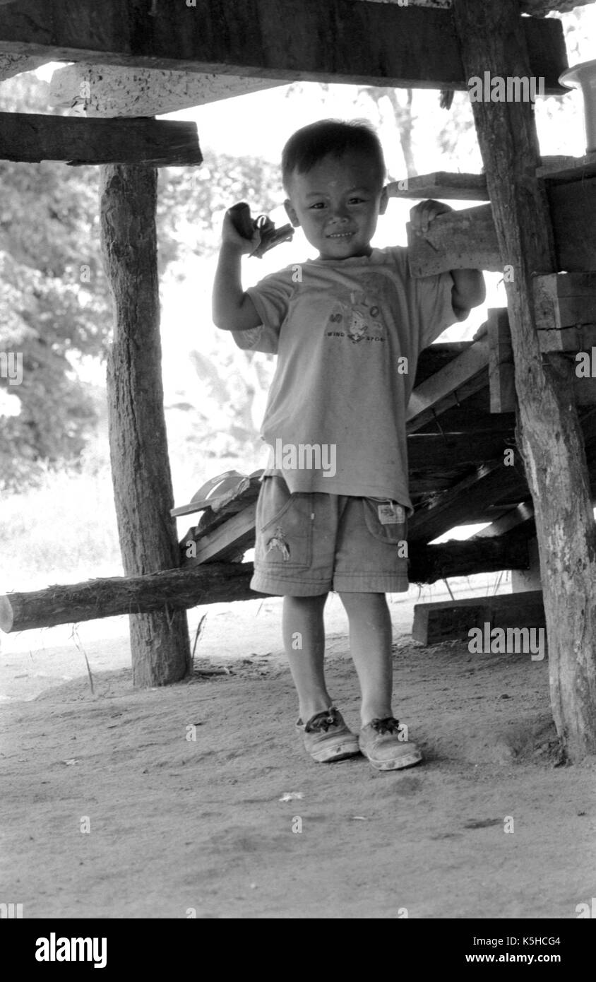 Eine junge, birmanischen Junge spielt mit einer Spielzeugpistole bei einem thailändischen Medècins Sans Frontiéres Krankenhaus in Mawker birmesische Flüchtlingslager im Nordwesten von Thailand. September, 1996. Stockfoto