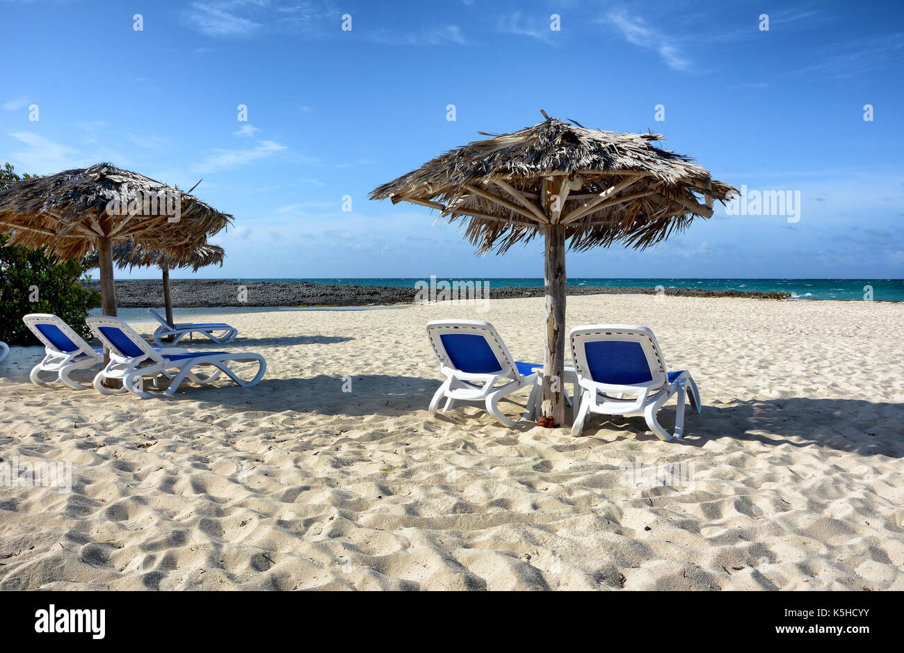 CAYO SANTA MARIA, Kuba - Juli 24, 2016: Liegestühle und Cabanas am Hotel Melia Buenavista. In einer Biosphäre und von drei Stränden umgeben. Stockfoto
