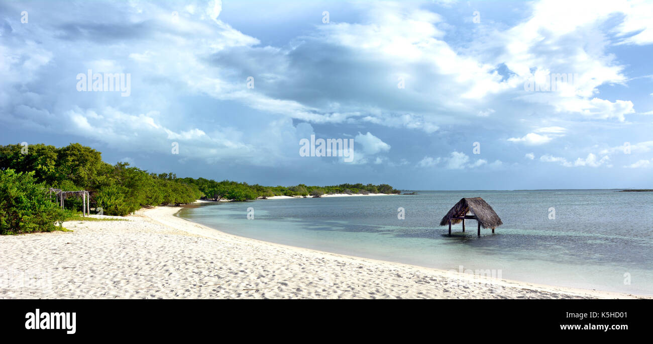 CAYO SANTA MARIA, Kuba - Juli 24, 2016: Liegestühle und Cabanas am Hotel Melia Buenavista. In einer Biosphäre und von drei Stränden umgeben. Stockfoto