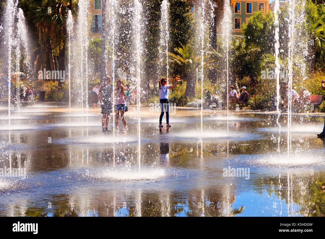 Das Wasser der Spiegel an der Promenade du Paillon, Nizza, Frankreich Stockfoto