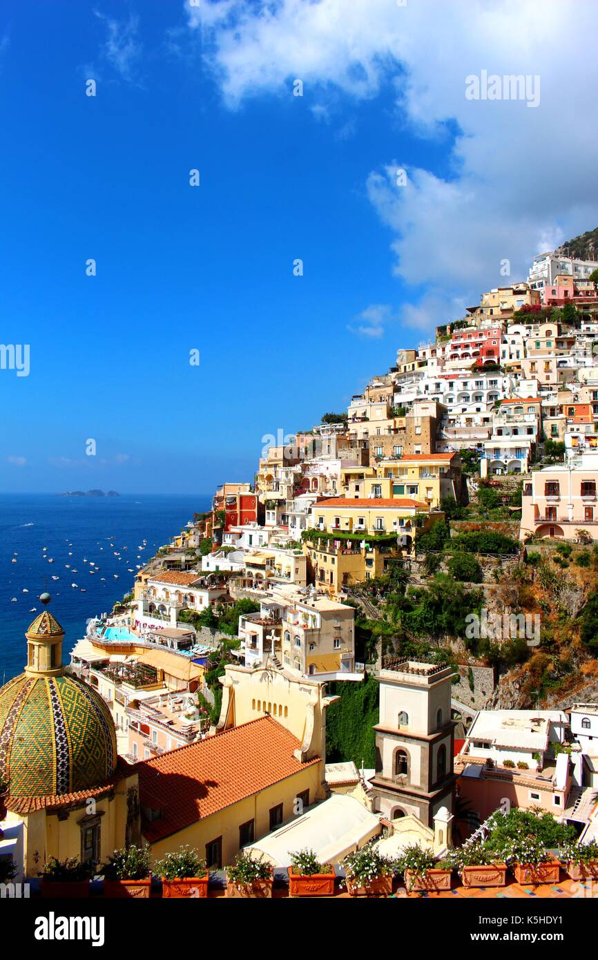 Die Häuser von Positano klammern sich an den steilen Seiten der Amalfi Küste Klippen durch unglaubliche Kunststücke der Engineering. Stockfoto