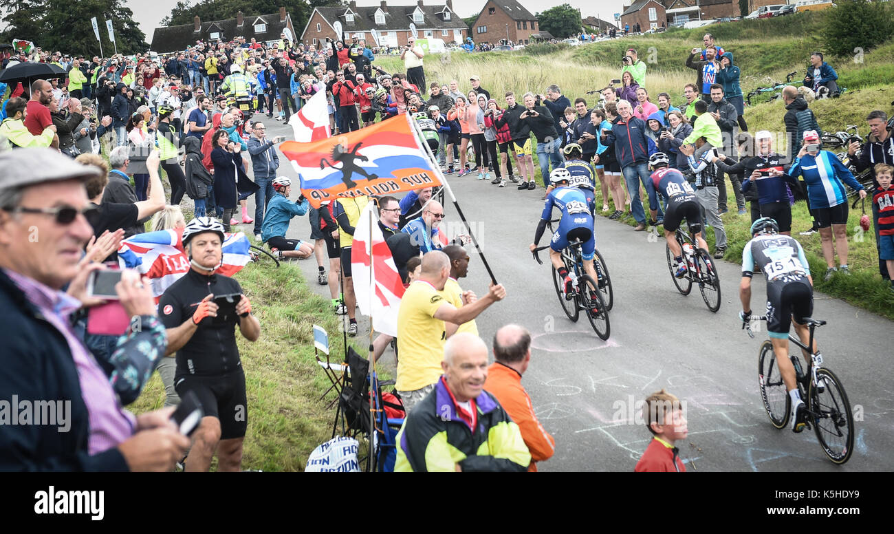 Massen Beifall auf den Reiter oben Brill Hill während Etappe 7 des OVO Energy Tour von Großbritannien von Hemel Hempstead nach Cheltenham. PRESS ASSOCIATION Foto. Bild Datum: Samstag, September 9, 2017. Siehe PA Geschichte Radtour von Großbritannien. Photo Credit: Simon Galloway/PA-Kabel Stockfoto