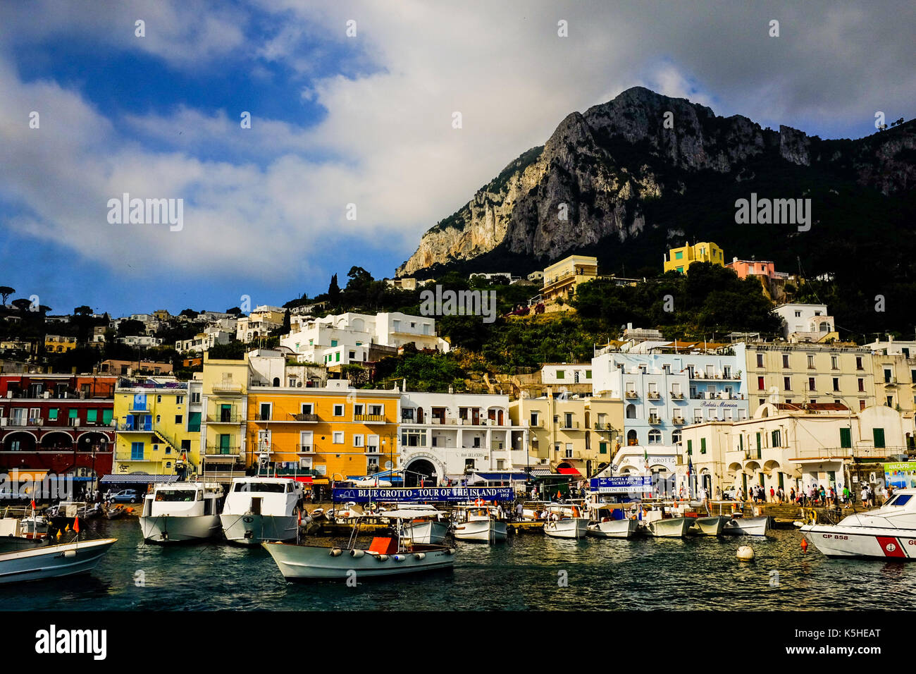 Allgemeine Aussicht auf Capri, Italien einschließlich Leute, Touristen, Shopping, Klippen und schönen Hänge am 4. Juli 2016. Stockfoto