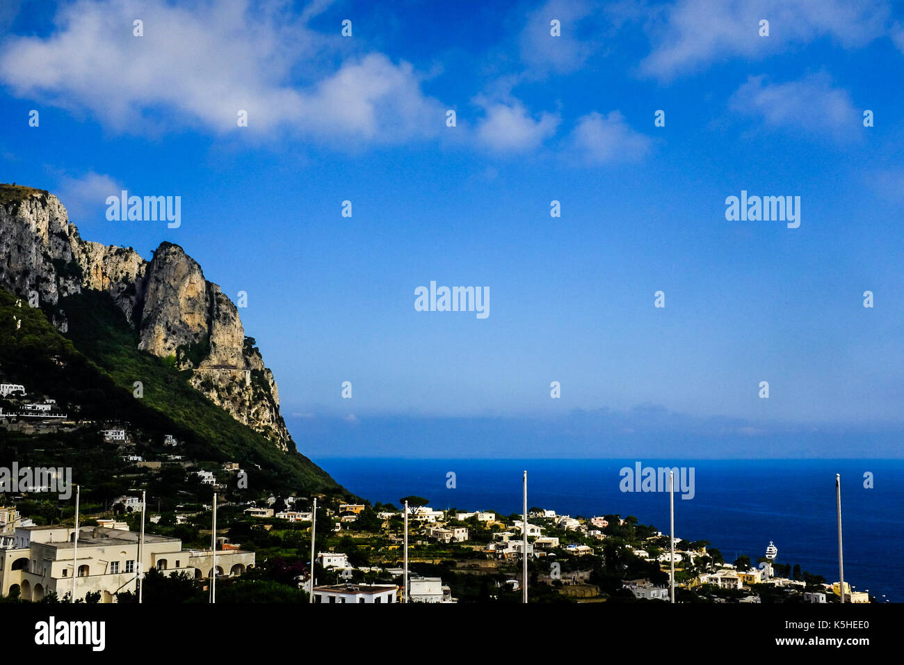 Allgemeine Aussicht auf Capri, Italien einschließlich Leute, Touristen, Shopping, Klippen und schönen Hänge am 4. Juli 2016. Stockfoto