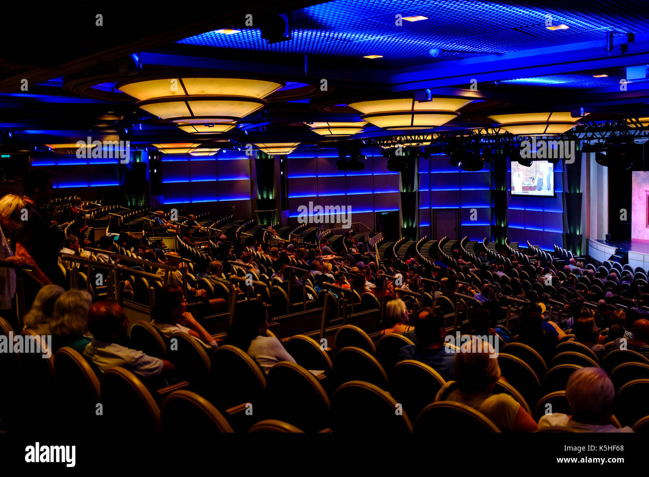 Eine Masse von Menschen sehen einen Kochkurs der Royal Princess Cruise Line am 27. September 2016 an Bord. Stockfoto