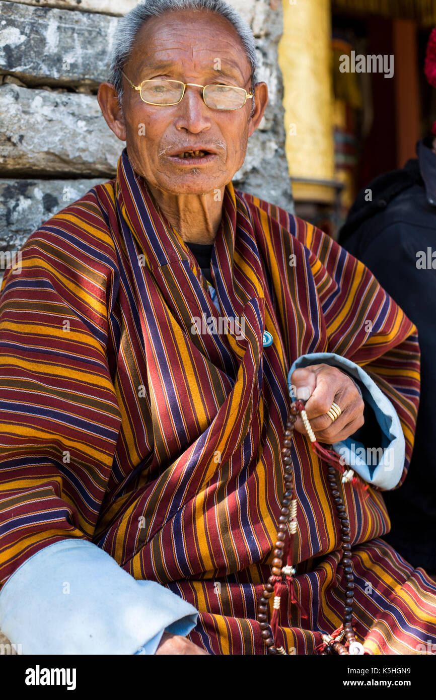 Ältere Anbeter am National Memorial Chorten in Thimpu, Bhutan Stockfoto