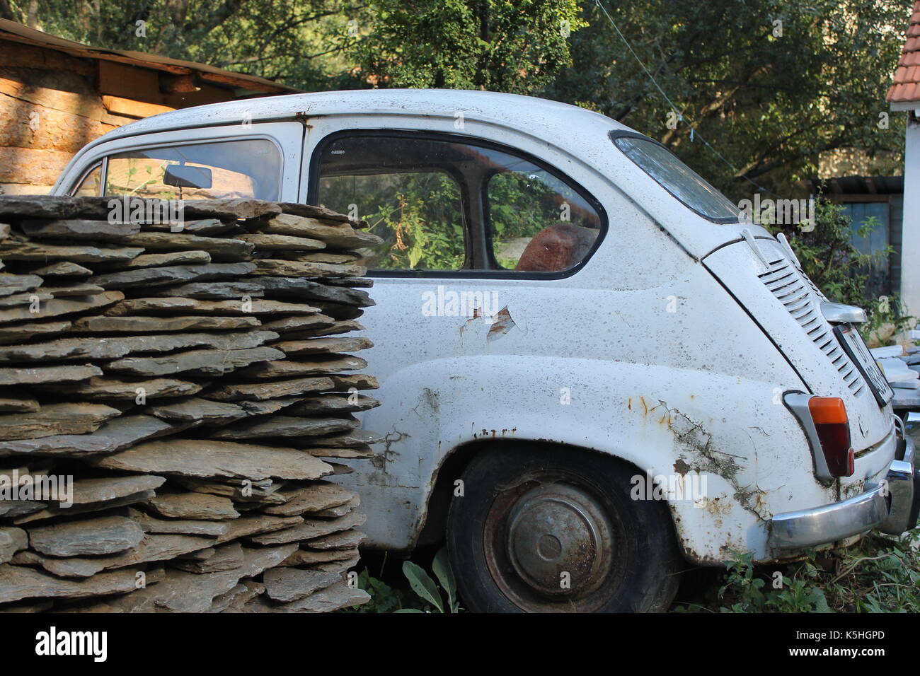 Dieses Wetter geschlagen Fiat 500 Arbeitet hart in einem mazedonischen Dorf Stockfoto
