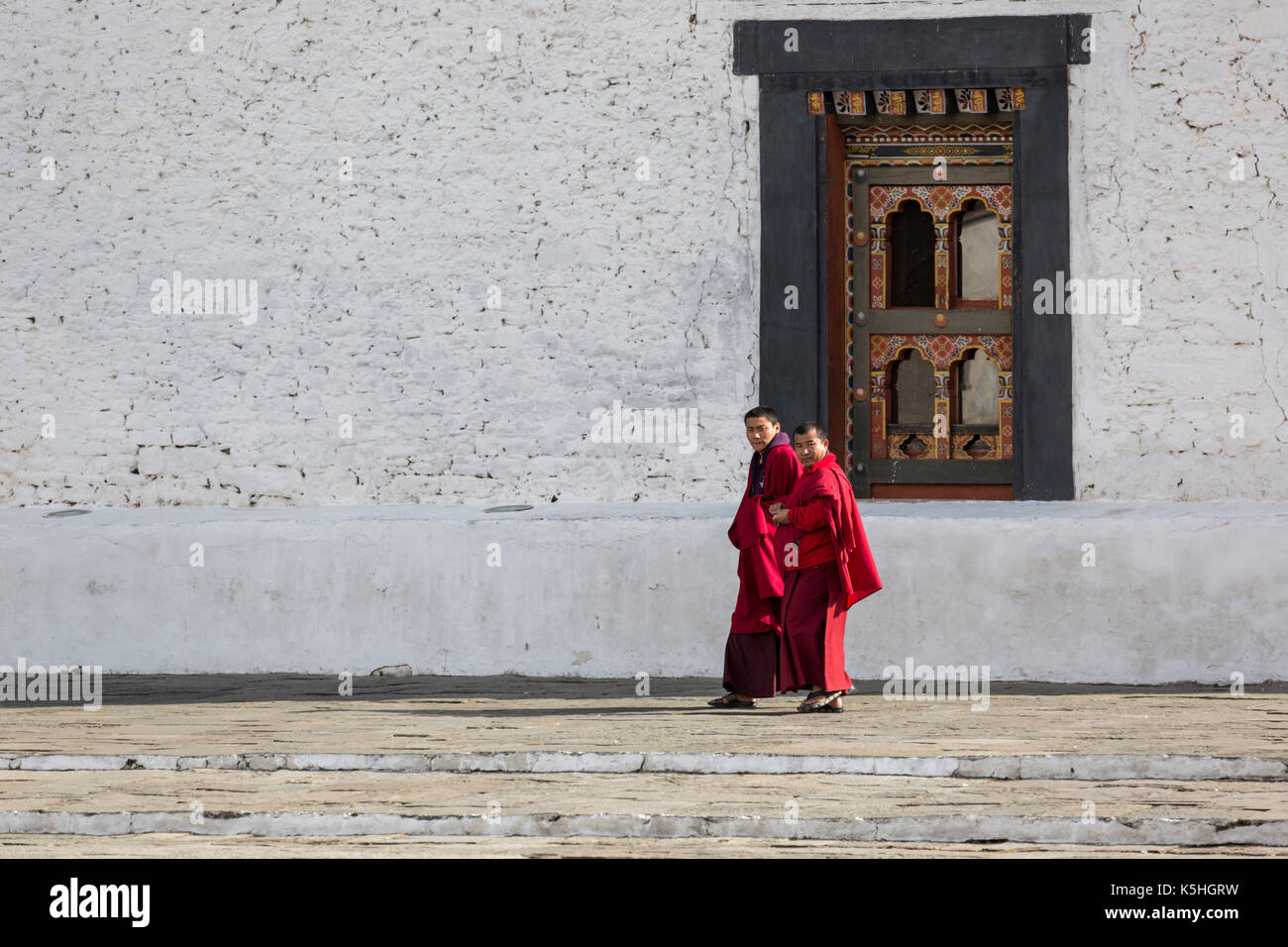 Buddhistischer Mönch am Tashichho Dzong in Thimpu, Bhutan Stockfoto