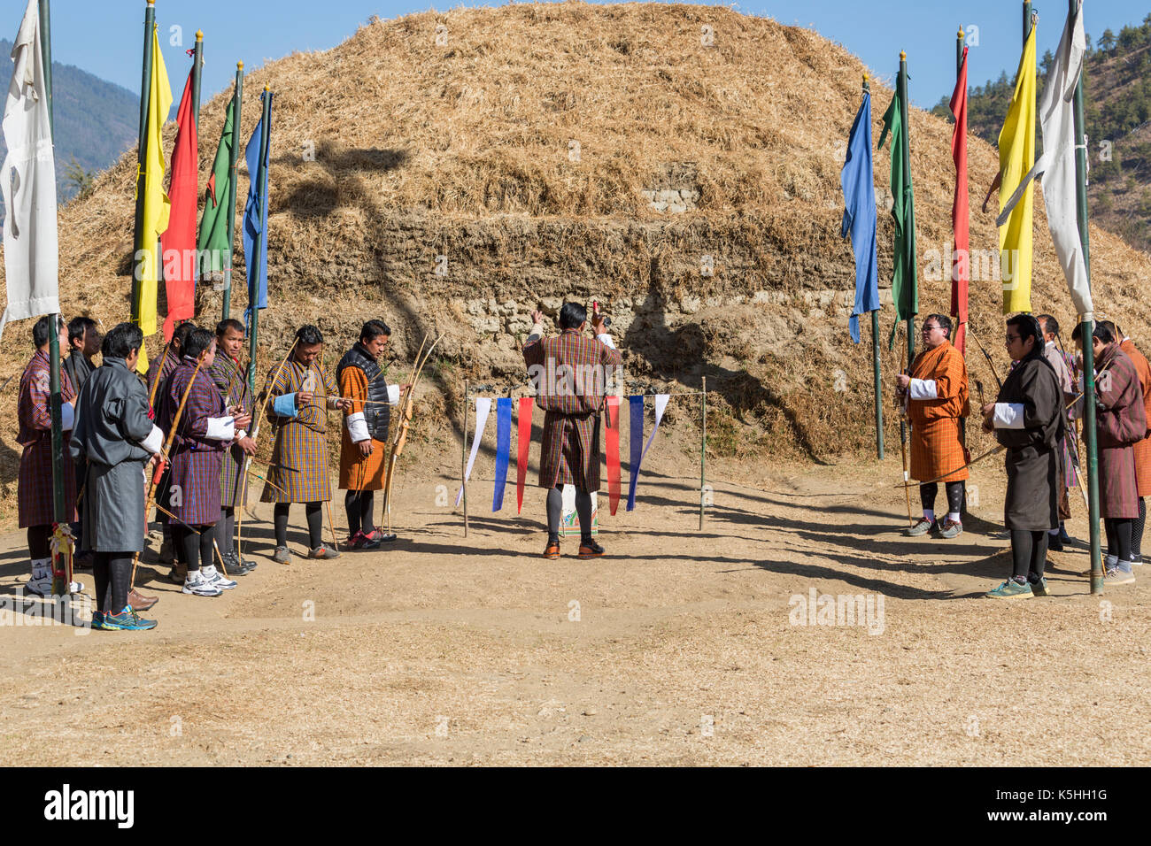 Bogenschützen im Bogenschießen in Thimpu, Bhutan konkurrierenden Stockfoto