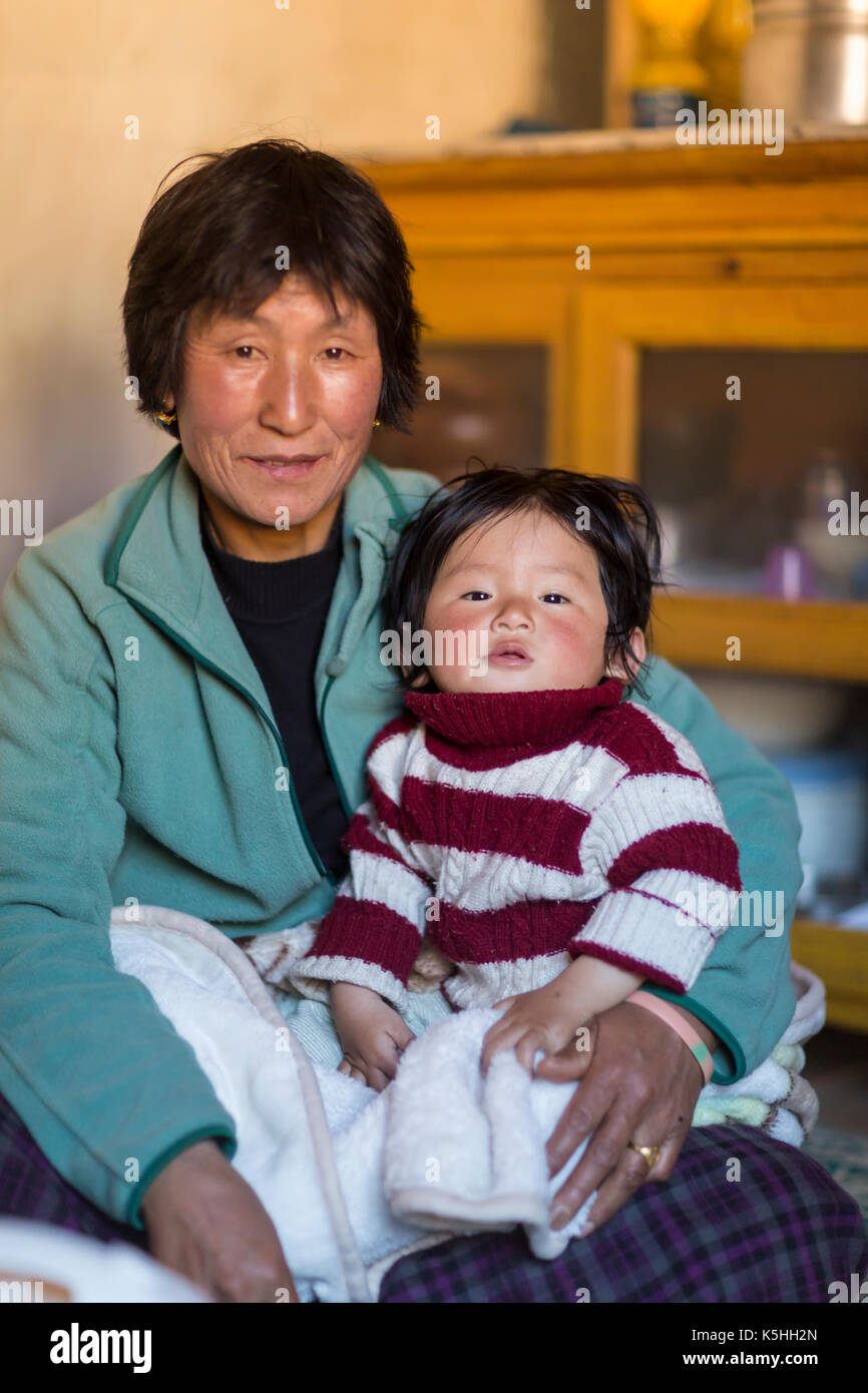 Das Leben auf einem Bauernhof in der Phobjikha Tal, westlichen Bhutan Stockfoto