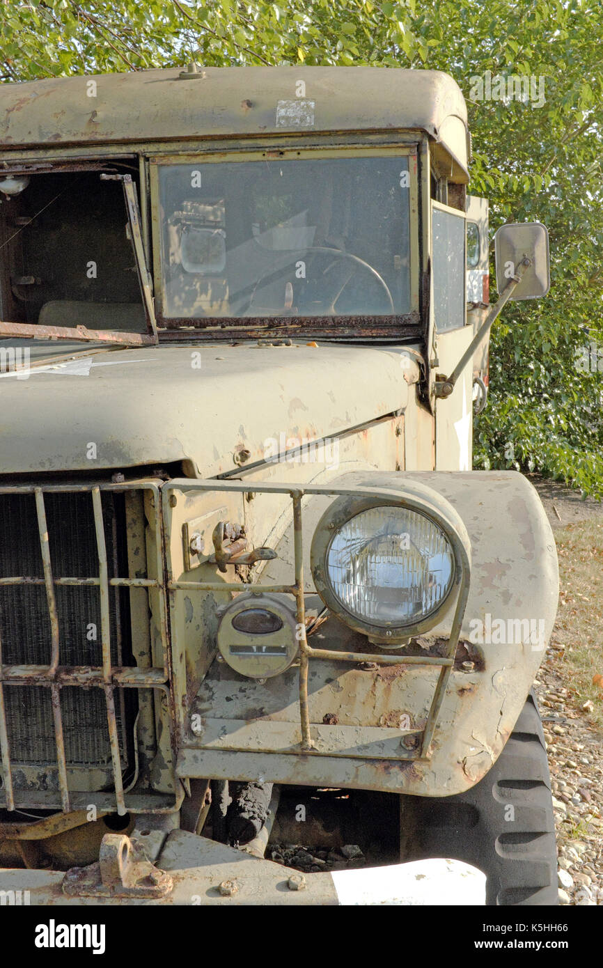 Ein Oldtimer-Militärfahrzeug steht vor Rost in Cleveland, Ohio, USA. Stockfoto