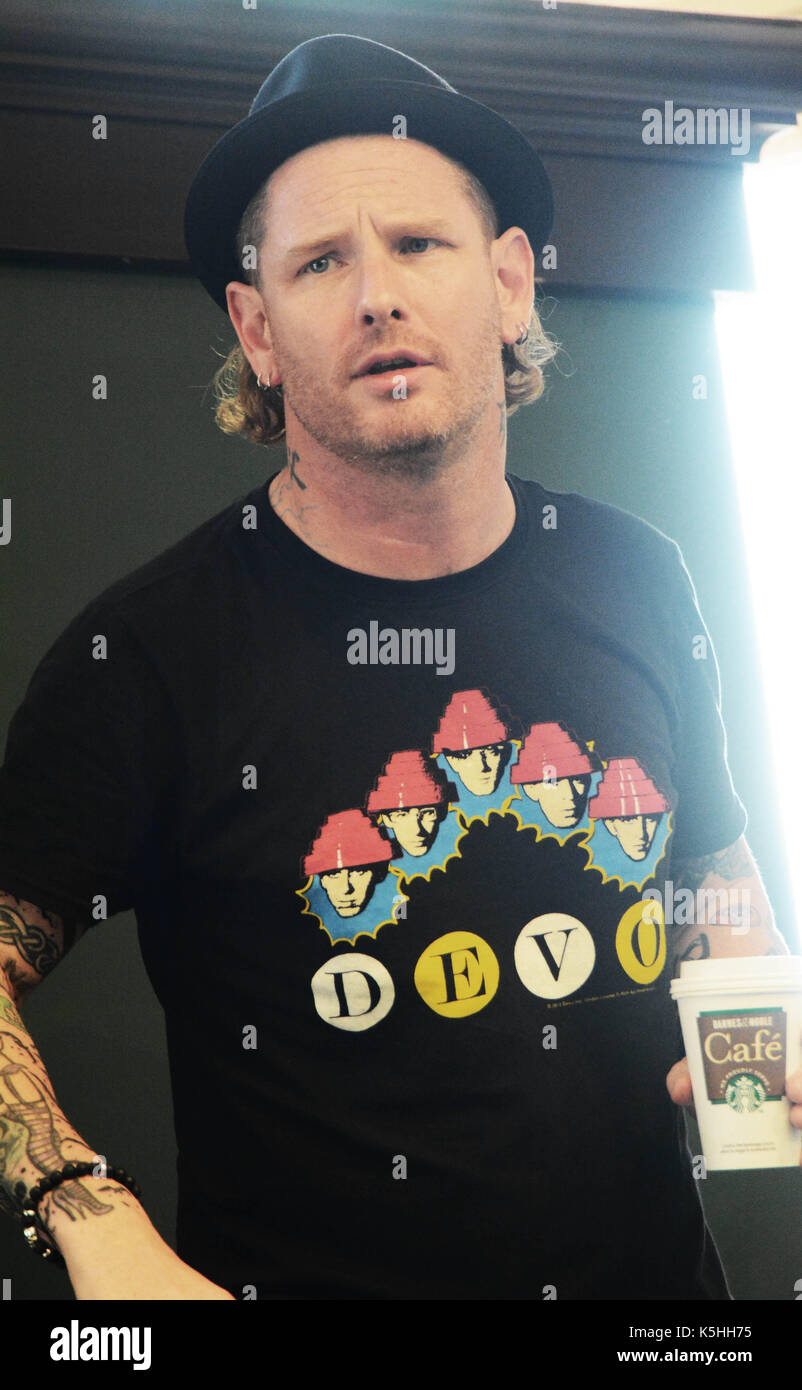 Corey Taylor zeichen Exemplare seines neuen Buches "Amerika 51: eine Sonde in die Wirklichkeiten, die verstecken sich Innen" das größte Land in der Welt' bei Barnes & Noble Union Square bietet: Corey Taylor Wo: New York, New York, United States Wann: 09 Aug 2017 Quelle: Patricia Schlein/WENN.com Stockfoto