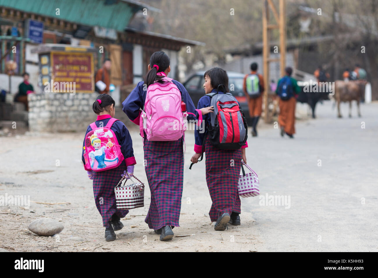 Schüler auf dem Weg in die Stadt der Schule tragen traditionelle Bhutanischen Kostüm wie einheitlich in Jakar, Bumthang, zentrale Bhutan. Stockfoto