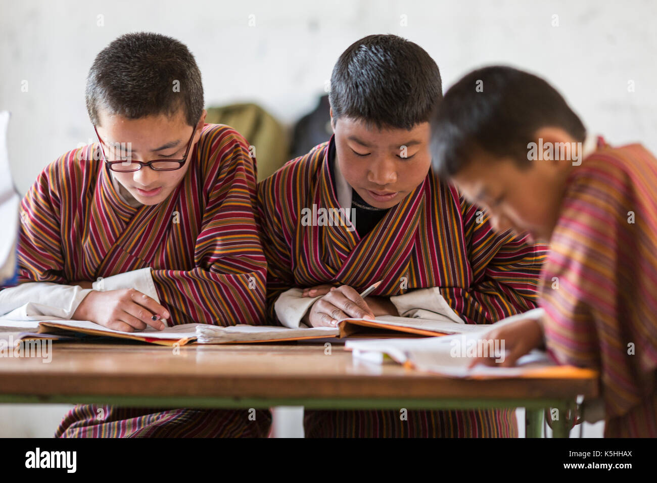 Schüler der Klasse Math in Gangrithang Grundschule, Jakar, zentrale Bhutan Stockfoto