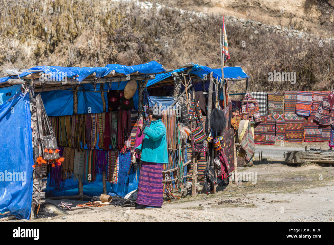 Lady spinning yak Haar während er Handwerk und Souvenirstände an Pele La Pass, zentrale Bhutan Stockfoto