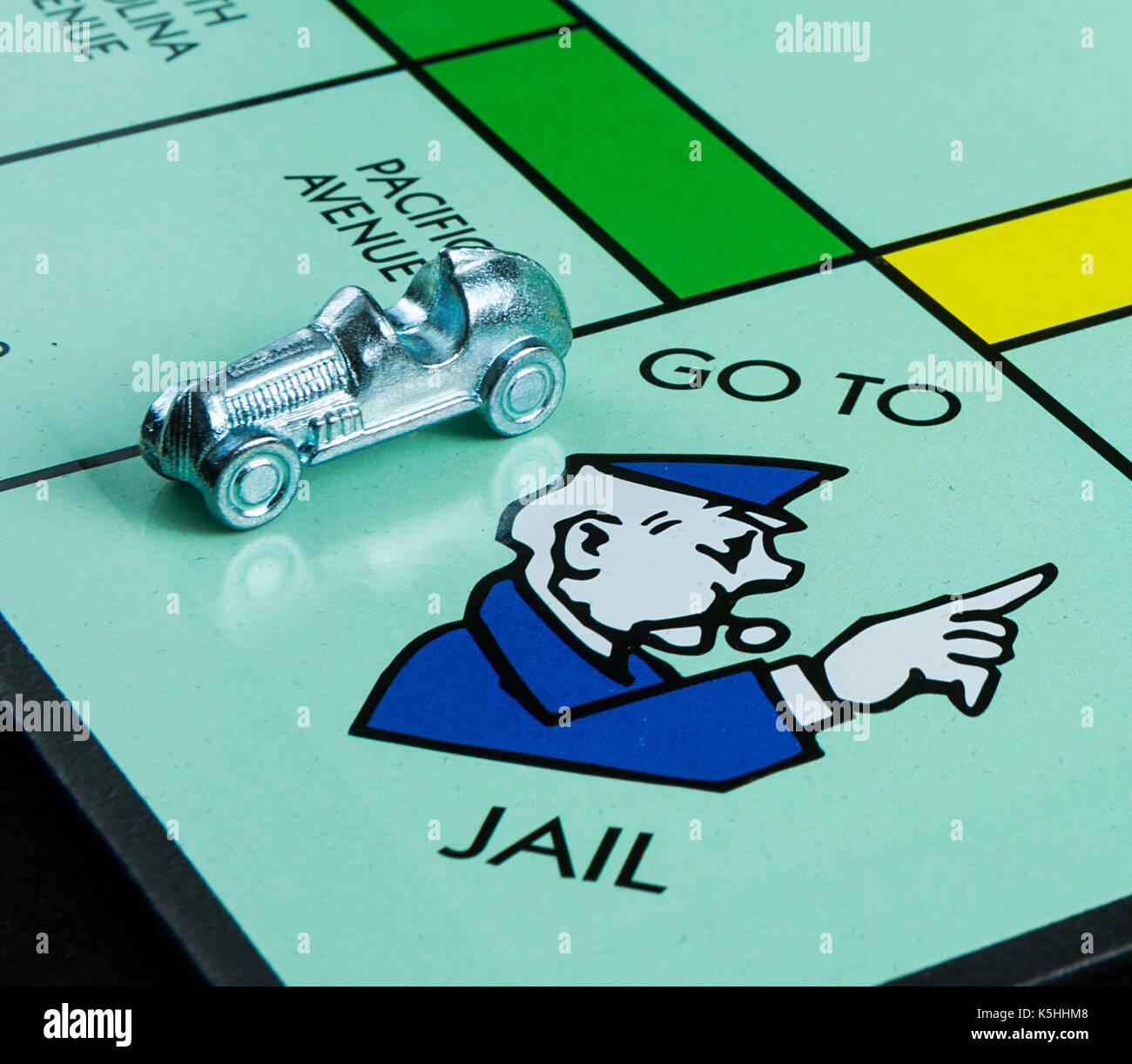 CALDWELL, Idaho/USA - April 25, 2017: ein Liebling der Kindheit Spiel von Hasbro Monopoly zeigen, wo das Auto auf der Stelle ins Gefängnis gelandet. Stockfoto