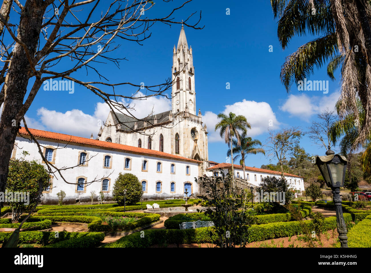 Die Gärten von Caraca Sanctuary zeigen die neogotische Kirche und die wichtigsten Flügel der Unterkunft, ein Naturschutzgebiet in Catas Altas, Minas Gerais, Brasilien. Stockfoto