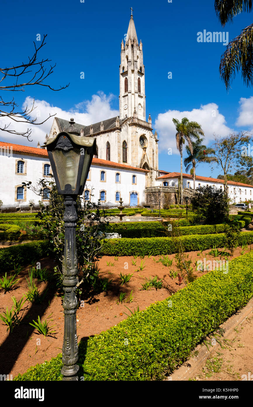 Die Gärten von Caraca Sanctuary zeigen die neogotische Kirche und die wichtigsten Flügel der Unterkunft, ein Naturschutzgebiet in Catas Altas, Minas Gerais, Brasilien. Stockfoto