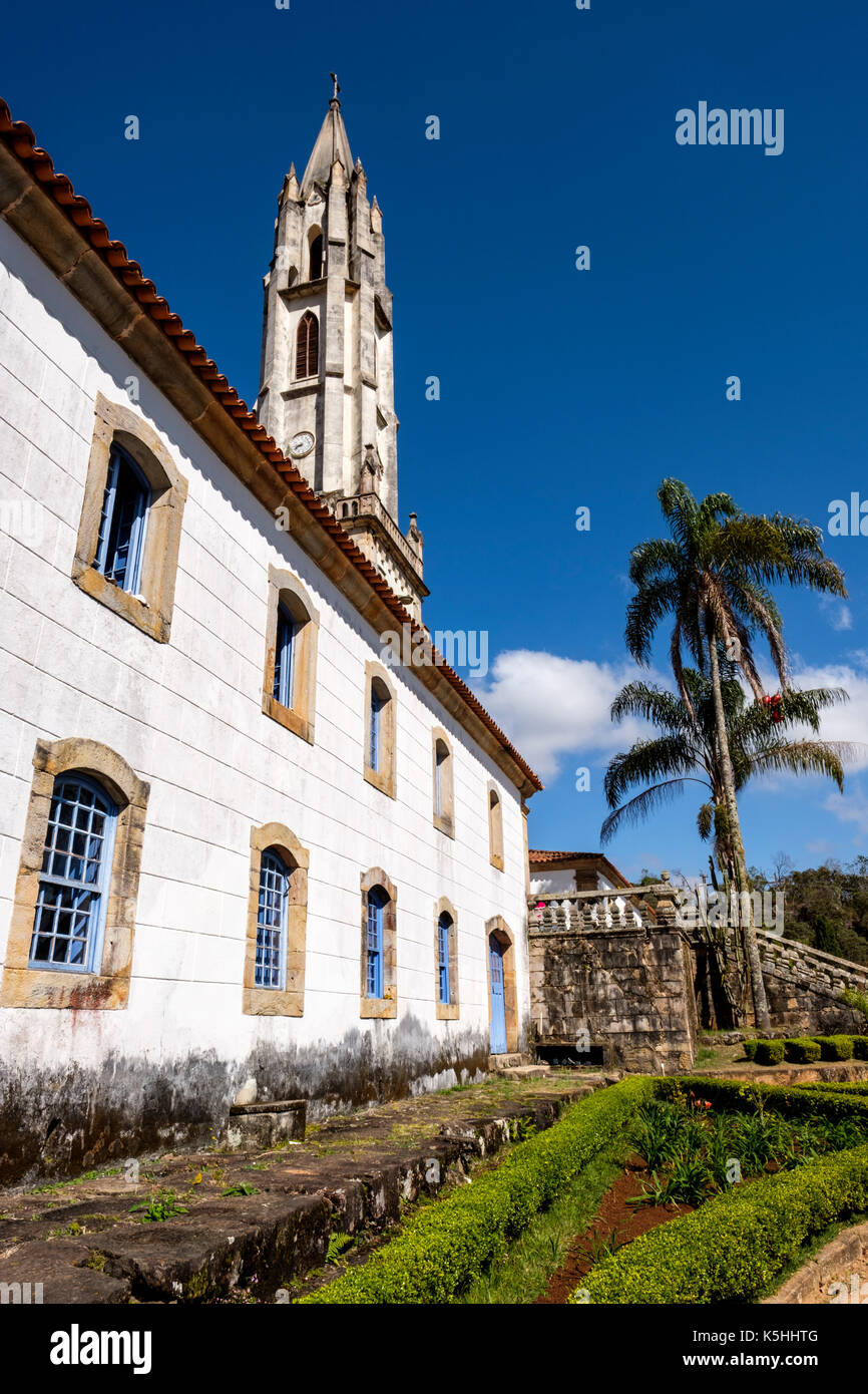 Seitenansicht des Caraca Sanctuary von den vorderen Gärten, ein Naturschutzgebiet mit einer neogotischen Kirche, Hauptquartier, Catas Altas, Minas Gerais, Brasilien. Stockfoto