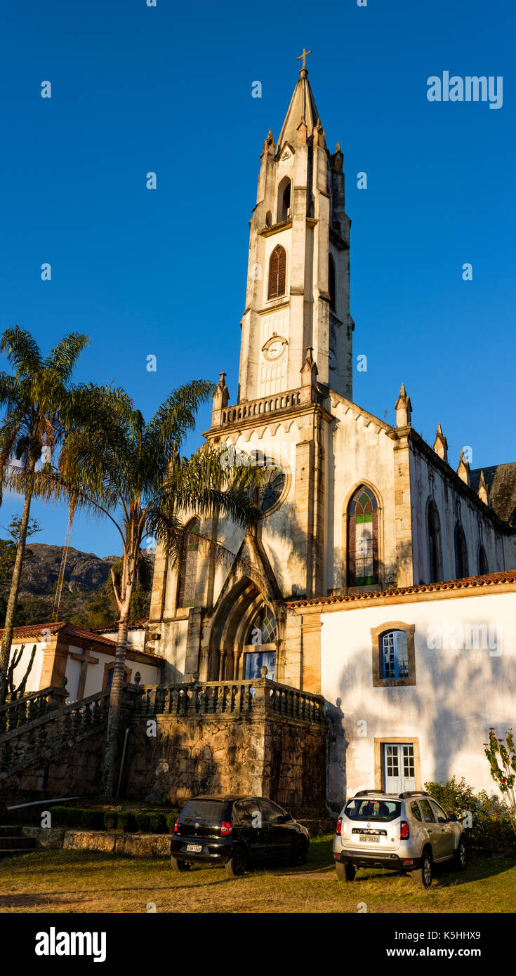 Seitenansicht des Caraca Heiligtum neo-gotische Kirche in der Dämmerung, Katholische Kirche, und Main Lodge, Minas Gerais, Brasilien. Stockfoto