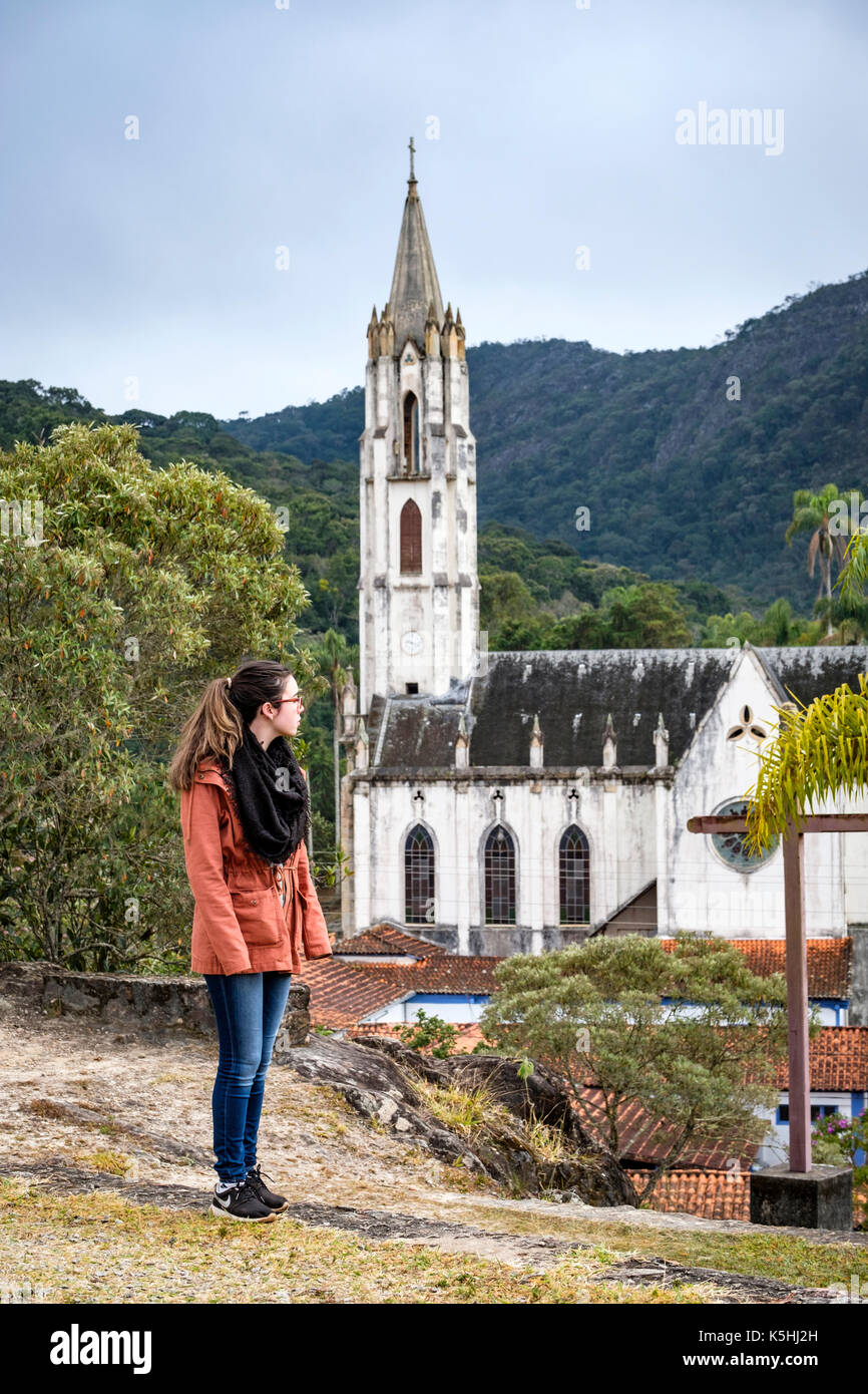 18 Jahre altes Mädchen besuchen Caraca Sanctuary, einem Naturpark mit einem neo-gotischen Kirche, Minas Gerais, Brasilien Stockfoto