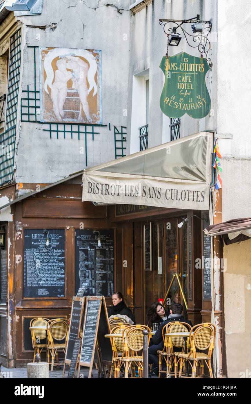 Menschen essen außerhalb des Les Sans Culottes Restaurant in der Rue de Lappe in der 11., Paris Stockfoto