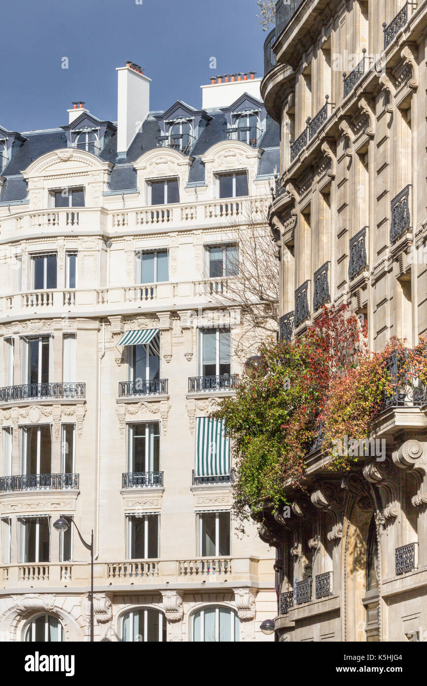 Typische Wohnung Gebäude in Paris, Frankreich Stockfoto