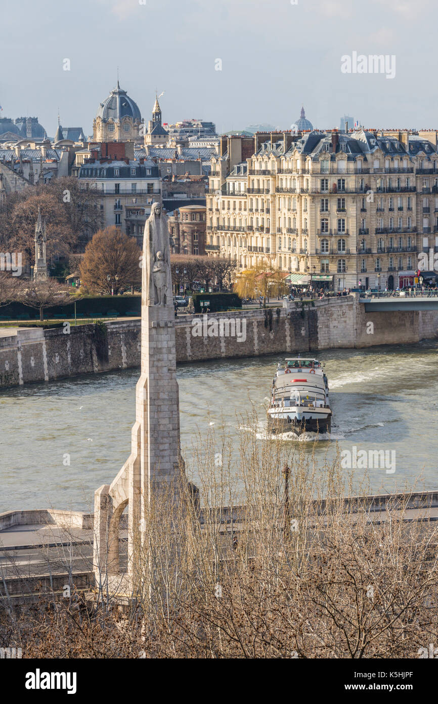 Île de la Cité und Île Saint-Louis vom Dach der Arabischen Welt Institut von der Pont de Sully in Paris mit einem Boot auf dem Fluss Stockfoto