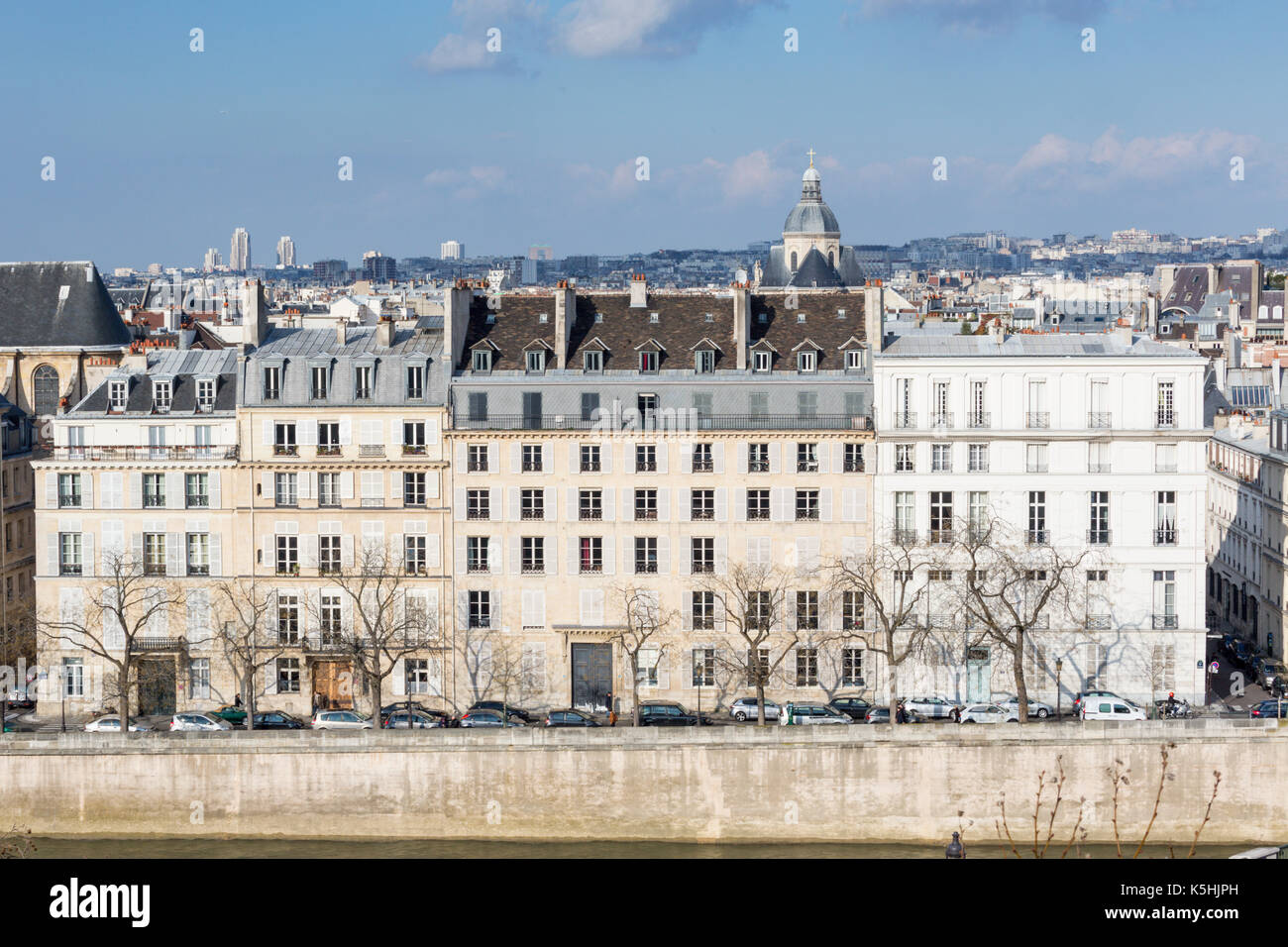Anzeigen von Apartment Gebäuden auf der Île Saint-Louis vom Dach der Arabischen Welt Institut von der Pont de Sully in Paris Stockfoto