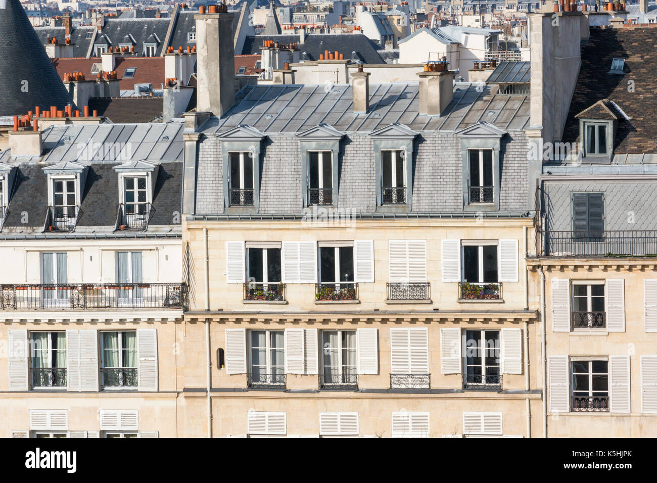 Anzeigen von Apartment Gebäuden auf der Île Saint-Louis vom Dach der Arabischen Welt Institut von der Pont de Sully in Paris Stockfoto