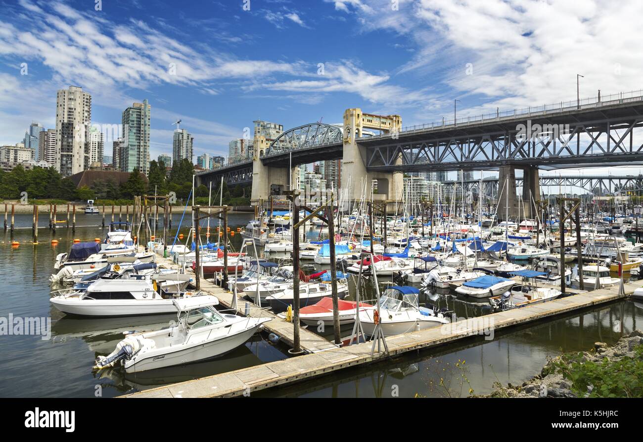 Blick auf die Burrard Street Bridge und Yachten in Vanier Park Marina aus False Creek in der Nähe der Ufermauer Kitsilano Vancouver British Columbia Kanada Stockfoto