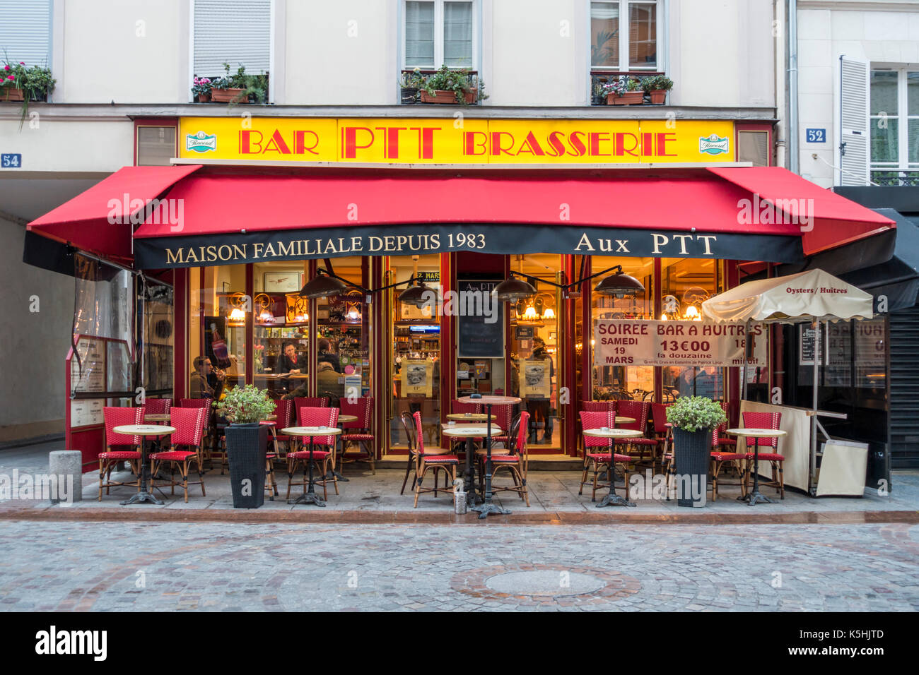 Bar-PTT-Restaurant in der Rue Cler. Beide Straßen im 7. Arrondissement, Paris Stockfoto