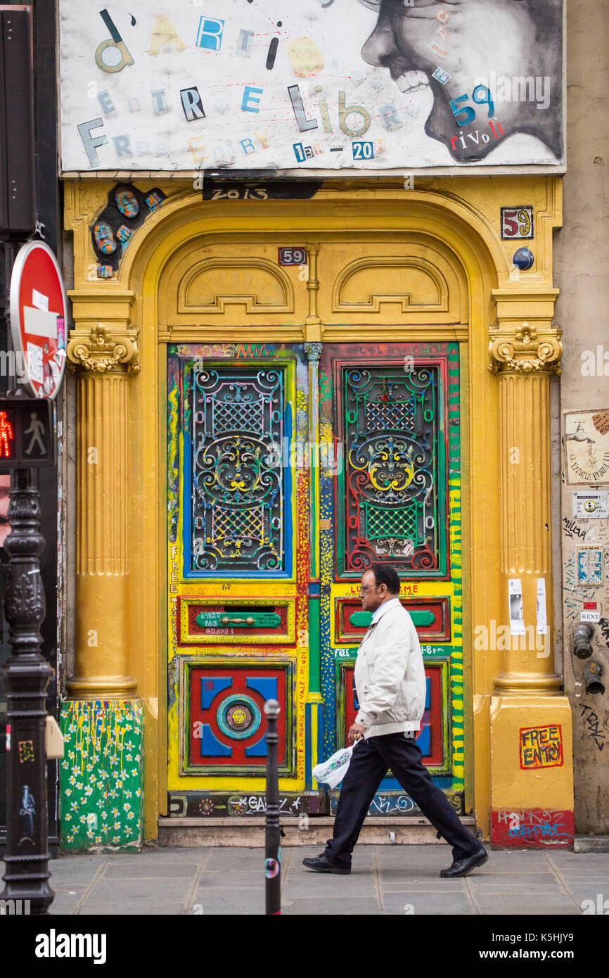 Bunte Tür zu Gebäude mit Künstlerateliers bei 59 rue de Rivoli, Paris, Frankreich Stockfoto