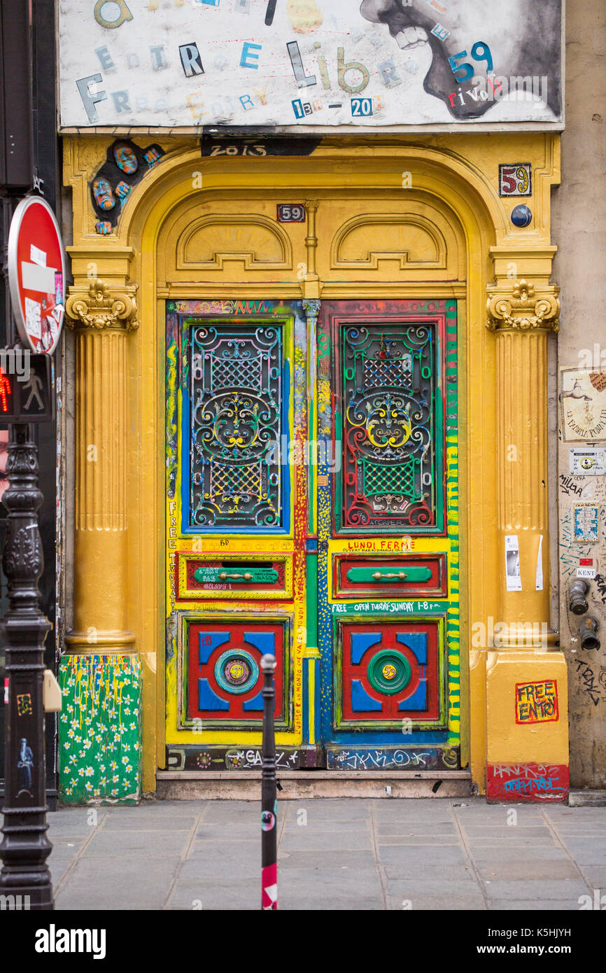 Bunte Tür zu Gebäude mit Künstlerateliers bei 59 rue de Rivoli, Paris, Frankreich Stockfoto