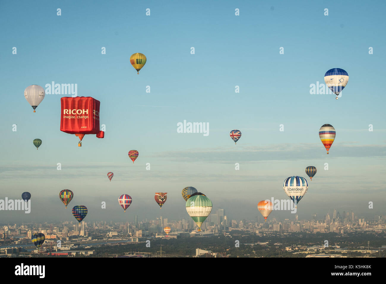 Heißluftballons fliegen über London während der 2017 RICOH Lord Mayor's Heißluftballonregatta, bei der über 30 Ballons einen Flug über London vom London City Airport im Rahmen der 30. Geburtstagsfeier des Flughafens starten Stockfoto