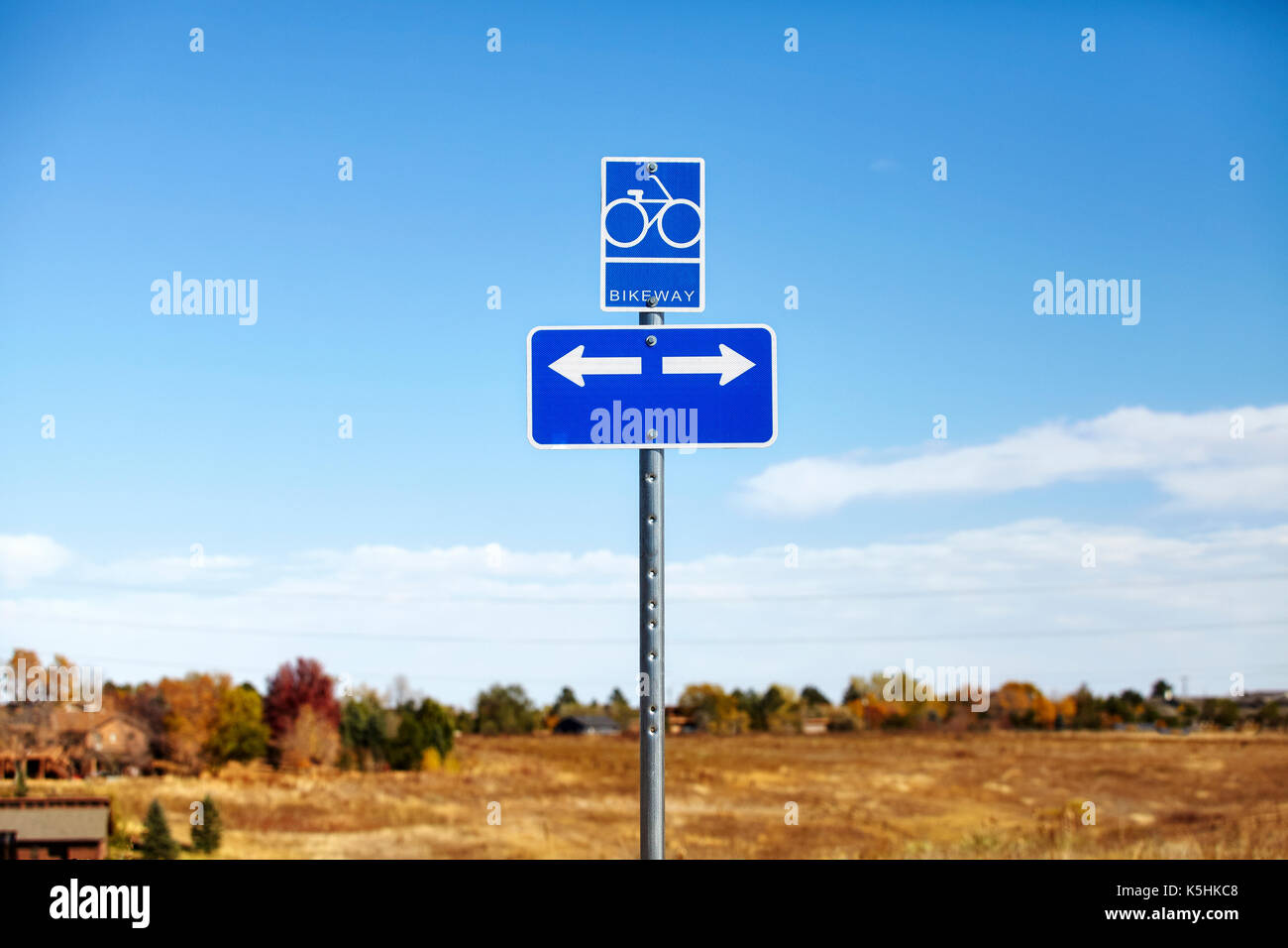 Radweg Schild gegen den blauen Himmel, die Wahl Konzept. Stockfoto