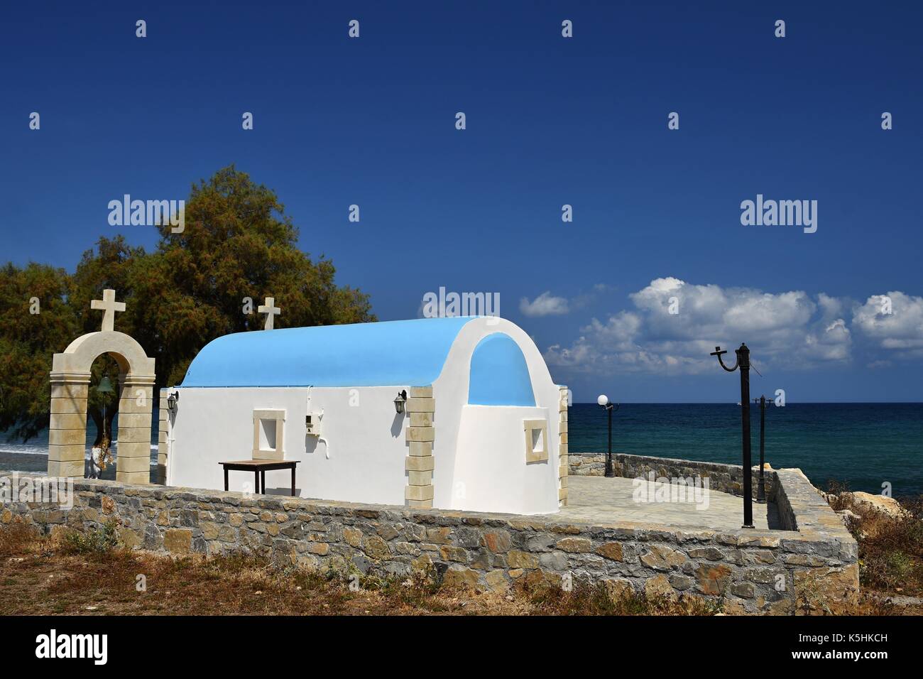 Schöne kleine griechische Kapelle bei Sonnenuntergang auf der Insel Kreta - Griechenland. Stockfoto