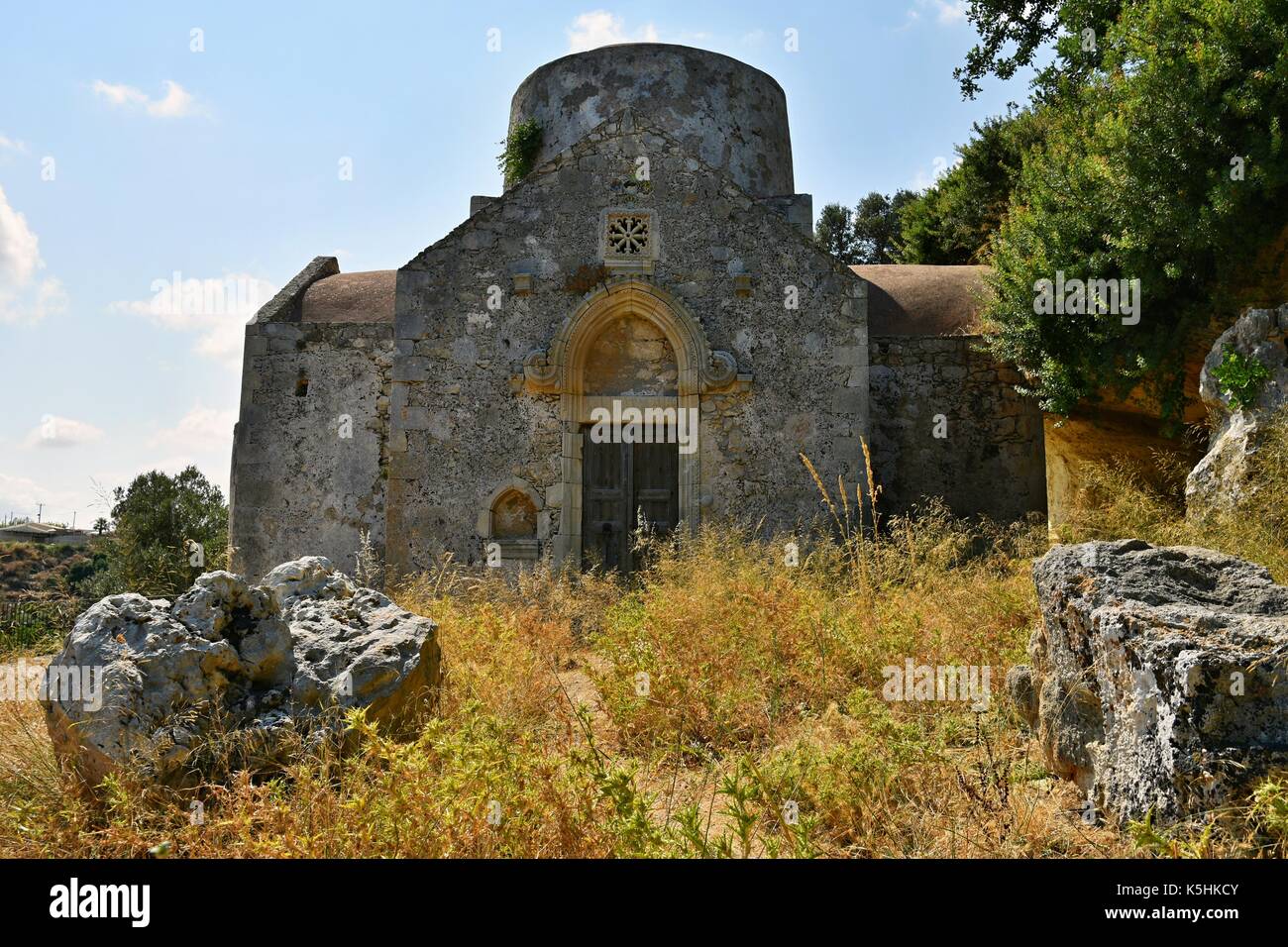 Schöne kleine griechische Kapelle bei Sonnenuntergang auf der Insel Kreta - Griechenland. Stockfoto