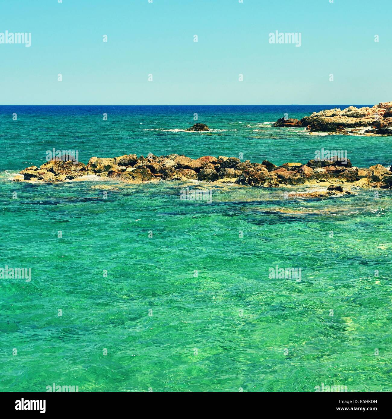 Schöne saubere Meer und Wellen. Sommer Hintergrund für Reisen und ...